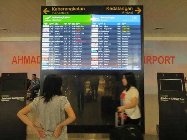 Semarang Indonesia October 2018 Digital Signboard Flight Arrivals Departures Terminal — Stock Photo, Image