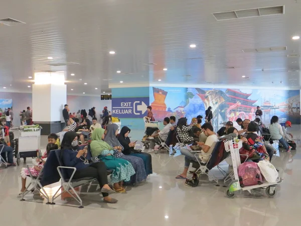 Semarang Indonésie Října 2018 Cestující Letecké Dopravě Čekárně Letiště Ahmad — Stock fotografie