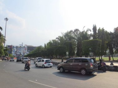Semarang, Endonezya - 28 Ekim 2018: Jalan Simpang Lima trafiği.