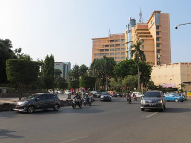Semarang, Endonezya - 28 Ekim 2018: Jalan Simpang Lima trafiği.