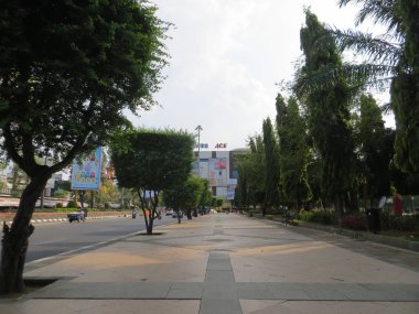 Semarang, Endonezya - 28 Ekim 2018: Taman Simpang Lima'da yaya geçidi (Simpang Lima Park).