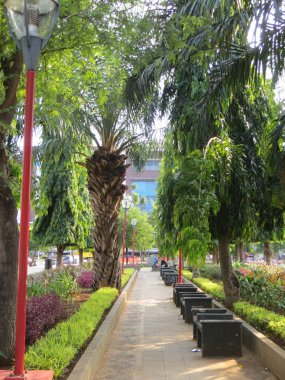Semarang, Endonezya - 28 Ekim 2018: Taman Simpang Lima'da yaya geçidi (Simpang Lima Park).