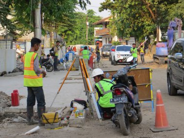 Semarang, Endonezya - 28 Ekim 2018: İnşaat sahasında içinde Kota Lama bazı inşaat işçileri işe.