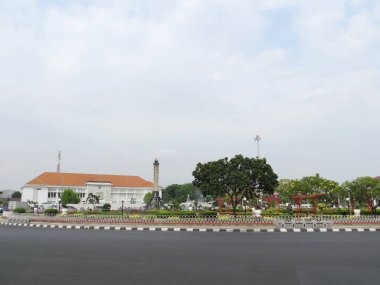 Semarang, Endonezya - 29 Ekim 2018: Issız sokak Tugu Muda çevresinde. Endonezya gençler tarafından bağımsızlık mücadelesinin anısına Semarang, bir taş anıt Tugu Muda olduğunu.