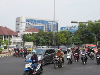 Semarang, Endonezya - 29 Ekim 2018: Trafik Tugu Muda çevresinde. Endonezya gençler tarafından bağımsızlık mücadelesinin anısına Semarang, bir taş anıt Tugu Muda olduğunu.