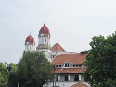 Semarang, Endonezya - 29 Ekim 2018: Arka plan, Lawang Pandanaran sokaktan görüldüğü gibi Sewu.