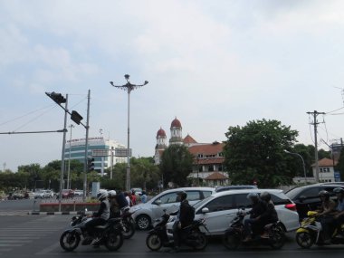 Semarang, Endonezya - 29 Ekim 2018: Araçlar durağında Lawang Sewu arka plan ile Pandanaran Caddesi üzerinde kırmızı trafik ışığı.