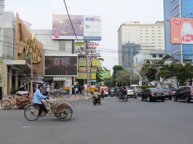 Semarang, Endonezya - 29 Ekim 2018: Pandanaran Caddesi üzerinde ticari bölgesinde işlek yol.