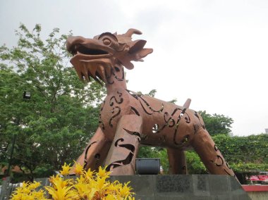 Semarang, Endonezya - 29 Ekim 2018: Yaprak Ngendog heykele Taman Pandanaran. Heykel Semarang şehir etnik, ırk ve din çeşitliliğin bir semboldür.