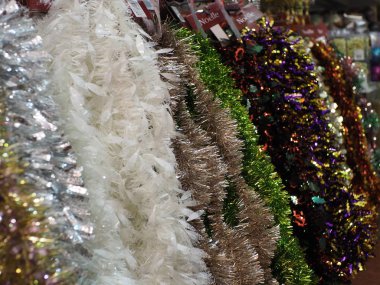 Tangerang, Endonezya - 24 Kasım 2018: Noel süsler Satılık.