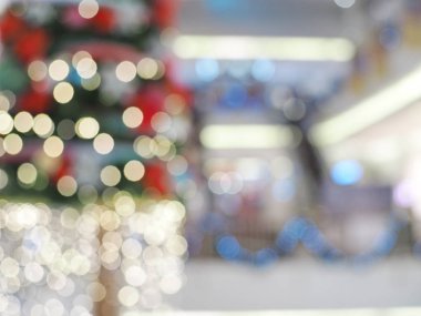 Tangerang, Endonezya - 24 Kasım 2018: Bir bulanık arka plan aydınlatmalı ışıklı Noel ağacının.