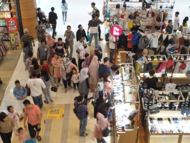 Tangerang, Endonezya - 24 Kasım 2018: Kalabalık alışveriş ve gezinme Summarecon alışveriş merkezi Serpong insan.
