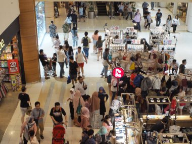 Tangerang, Endonezya - 24 Kasım 2018: Kalabalık alışveriş ve gezinme Summarecon alışveriş merkezi Serpong insan.