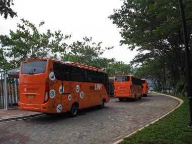 Tangerang, Endonezya - 5 Ekim 2018: Ortak servis otobüsü Sinarmas arazi otobüs sığınak Park'ta Bsd bağlantı.
