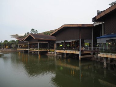 Tangerang, Endonezya - 5 Ekim 2018: Yemek Restoran yanında gölün De Breeze, Sinarmas arazi.
