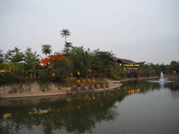 Tangerang Індонезія Жовтня 2018 Ресторан Поруч Озером Бризу Sinarmas Землі — стокове фото