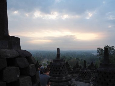 Magelang, Endonezya - 30 Ekim 2018: Yabancı ve yerel turist Borobudur Tapınağı'nda bir gündoğumu tur atın.