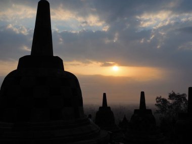 Magelang, Endonezya - 30 Ekim 2018: Şafak Borobudur Tapınağı. Borobudur dünyanın en büyük Budist anıt, bir antik sitesi yaygın olarak dünyanın yedi harikasından biri olarak kabul olduğunu.