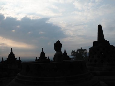 Magelang, Endonezya - 30 Ekim 2018: Şafak Borobudur Tapınağı. Borobudur dünyanın en büyük Budist anıt, bir antik sitesi yaygın olarak dünyanın yedi harikasından biri olarak kabul olduğunu.