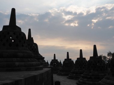 Magelang, Endonezya - 30 Ekim 2018: Şafak Borobudur Tapınağı. Borobudur dünyanın en büyük Budist anıt, bir antik sitesi yaygın olarak dünyanın yedi harikasından biri olarak kabul olduğunu.