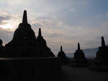 Magelang, Endonezya - 30 Ekim 2018: Şafak Borobudur Tapınağı. Borobudur dünyanın en büyük Budist anıt, bir antik sitesi yaygın olarak dünyanın yedi harikasından biri olarak kabul olduğunu.