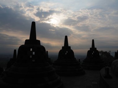 Magelang, Endonezya - 30 Ekim 2018: Şafak Borobudur Tapınağı. Borobudur dünyanın en büyük Budist anıt, bir antik sitesi yaygın olarak dünyanın yedi harikasından biri olarak kabul olduğunu.
