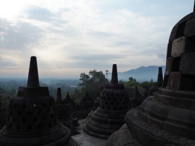 Magelang, Endonezya - 30 Ekim 2018: Şafak Borobudur Tapınağı. Borobudur dünyanın en büyük Budist anıt, bir antik sitesi yaygın olarak dünyanın yedi harikasından biri olarak kabul olduğunu.