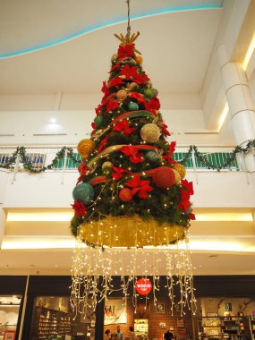 Tangerang, Endonezya - 1 Aralık 2018: Summarecon Mall Serpong'da Noel dekorasyonu.