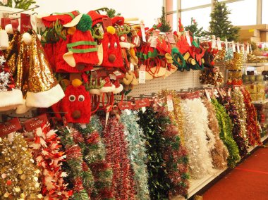 Tangerang, Endonezya - 1 Aralık 2018: Noel süsler Ace mağazasında Satılık.