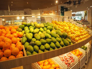 Tangerang, Endonezya - 1 Aralık 2018: Çeşitli tür meyve vitrinin bir süpermarkette üzerinde.