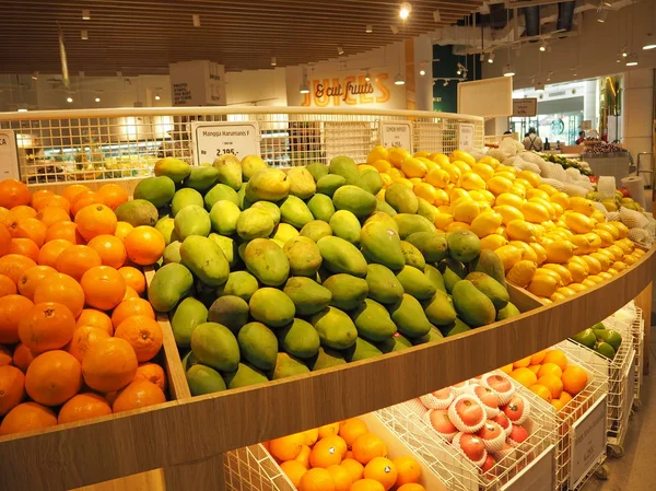 Tangerang, Endonezya - 1 Aralık 2018: Çeşitli tür meyve vitrinin bir süpermarkette üzerinde.