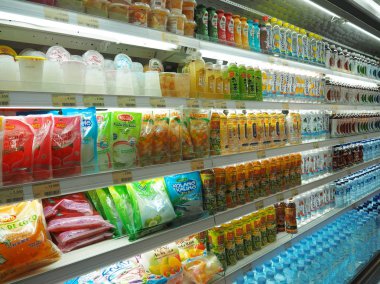 Tangerang, Endonezya - 1 Aralık 2018: Çeşitli tür şişelenmiş su ve vitrin bir süpermarkette üzerinde paketlenmiş kahve.