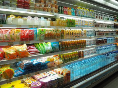 Tangerang, Endonezya - 1 Aralık 2018: Çeşitli tür şişelenmiş su ve vitrin bir süpermarkette üzerinde paketlenmiş kahve.