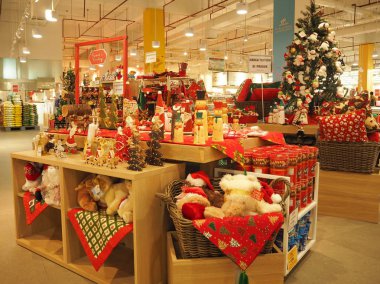 Tangerang, Endonezya - 1 Aralık 2018: Noel süsler bir süpermarkette Satılık.