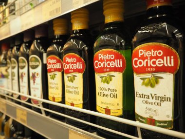 Tangerang, Endonezya - 1 Aralık 2018: Satır şişe zeytinyağı bir süpermarkette rafta.