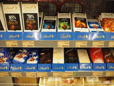 Tangerang, Endonezya - 1 Aralık 2018: Çeşitli tür Lindt çikolata bir süpermarkette rafta.