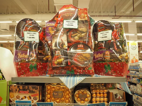 Tangerang, Endonezya - 1 Aralık 2018: Engellemektedir bir süpermarkette çeşitli aperatifler için Noel hediye.
