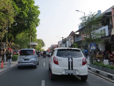 Yogyakarta, Endonezya - 29 Ekim 2018: Jalan Malioboro, en ünlü caddesi merkez Java sıkışık trafik.