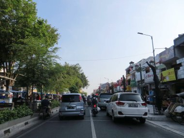 Yogyakarta, Endonezya - 29 Ekim 2018: Jalan Malioboro, en ünlü caddesi merkez Java sıkışık trafik.