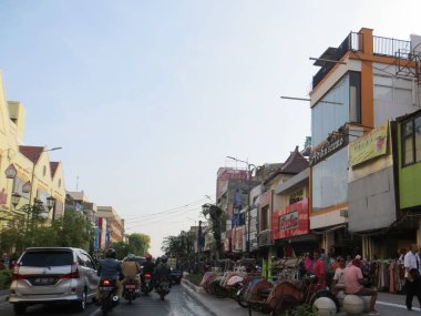 Yogyakarta, Endonezya - 29 Ekim 2018: Jalan Malioboro, en ünlü caddesi merkez Java sıkışık trafik.