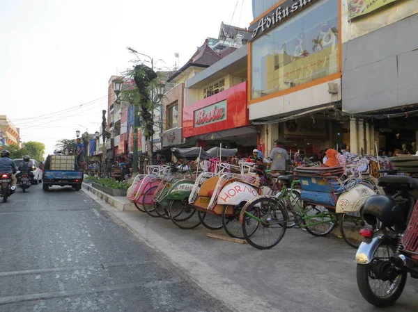 印度尼西亚日惹 2018年10月29日 中爪哇最著名的街道贾兰 马利奥博罗 Jalan Malloboro 交通拥堵 — 图库照片