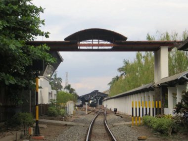 Yogyakarta, Endonezya - 31 Ekim 2018: Hollanda Sömürge eski binası biri Yogyakarta istasyonunda demiryolu parça.