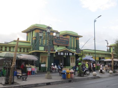 Yogyakarta, Endonezya - 31 Ekim 2018: Pasar Beringharjo, en eski geleneksel Yogyakarta piyasada ön girişi.