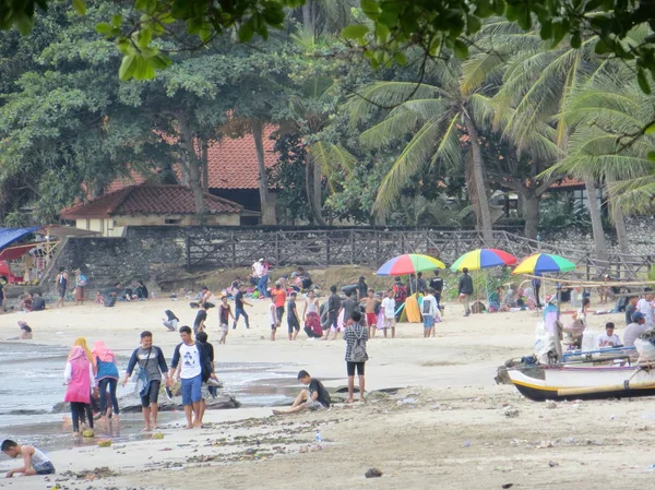 Anyer Indonezja Czerwca 2018 Tłum Ludzi Robi Działania Sambolo Beach — Zdjęcie stockowe