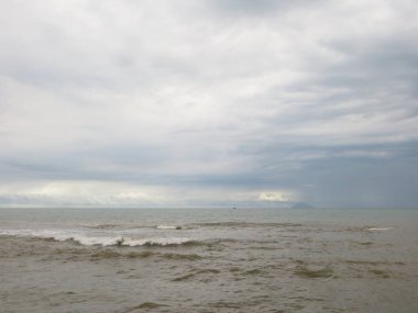 Anyer, Endonezya - 25 Haziran 2018: Arka planını Sambolo Beach Anyer okyanusa.