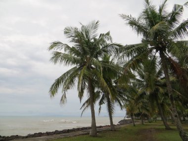 Anyer, Endonezya - 25 Haziran 2018: Arka planını Sambolo Beach Anyer, deniz manzarası.