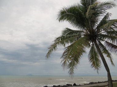 Anyer, Endonezya - 25 Haziran 2018: Arka planını Sambolo Beach Anyer, deniz manzarası.