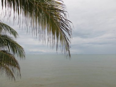 Anyer, Endonezya - 25 Haziran 2018: Sakin deniz Sunda Boğazı bulutlu horizon ile.