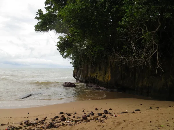 Anyer Indonezja Czerwca 2018 Fale Rozbijając Skałę Plaży — Zdjęcie stockowe
