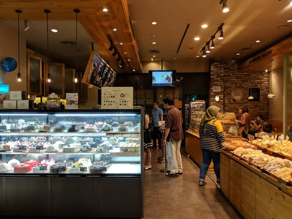 Tangerang, Endonezya - 5 Ocak 2019: Kek ve ekmek Tous Les Jours fırın bazı insanlar satın.
